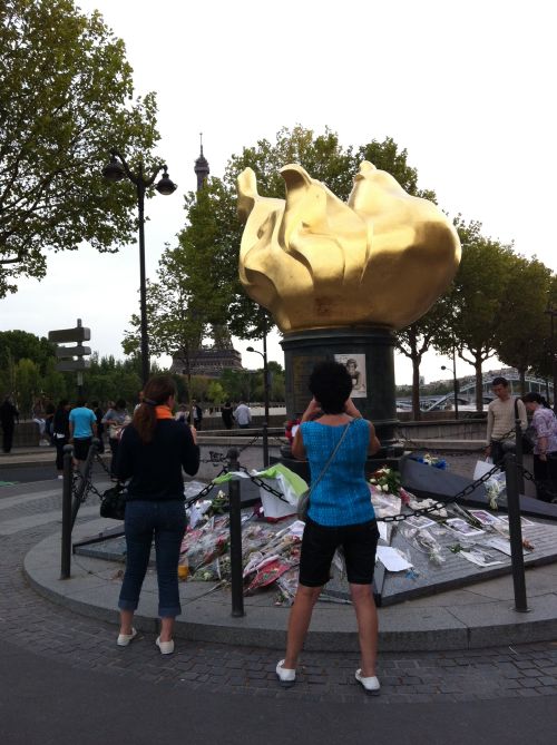 Flamme "mémoriale" de la Statue de la Liberté dédiée à Diana Spencer   au pont et au-dessus du tunnel de l'Alma
