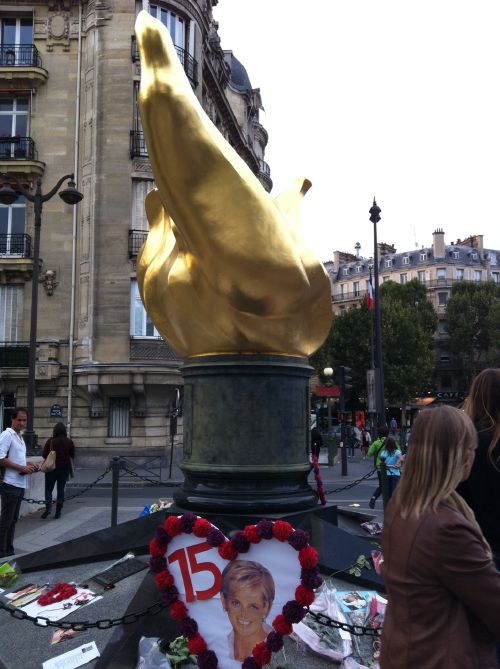 Flamme "mémoriale" de la Statue de la Liberté dédiée à Diana Spencer   au pont et au-dessus du tunnel de l'Alma