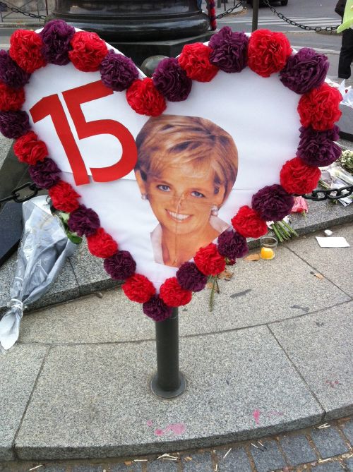 Flamme "mémoriale" de la Statue de la Liberté dédiée à Diana Spencer   au pont et au-dessus du tunnel de l'Alma