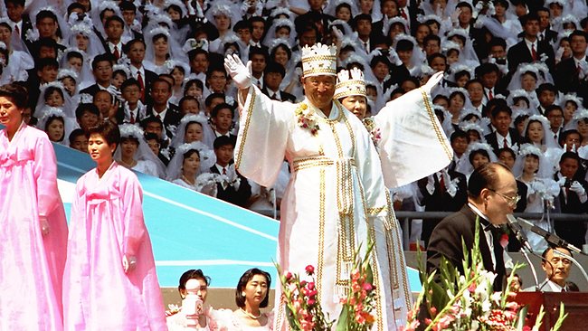 Sun Myung Moon présidant une cérémonie de mariage collectif au stade olympique de Séoul en 1992