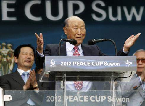 Rev. Sun Myung Moon, fondateur de l'"Eglise de l'Unification",   lors de son discours "Coupe de la paix" en Juillet 2012 à Suwon, en Corée du Sud.