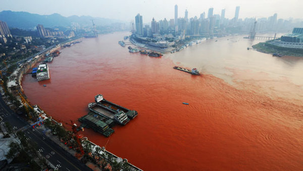 Fleuve Yangtze rougide manière inexplicable en Chine: Septembre 2012