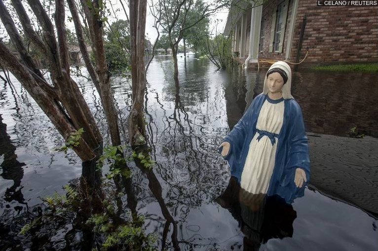 Statue de "La Vierge Marie" au milieu des inondations   provoquées fin Août 2012 par l'ouragan Isaac en Louisiane