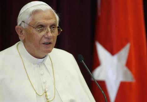 Pape Benoît XVI, V.I.P.ère et "Serpentecôtiste à sornettes"  avec pentagramme satanique sur fond rouge Luciférien en arrière-plan
