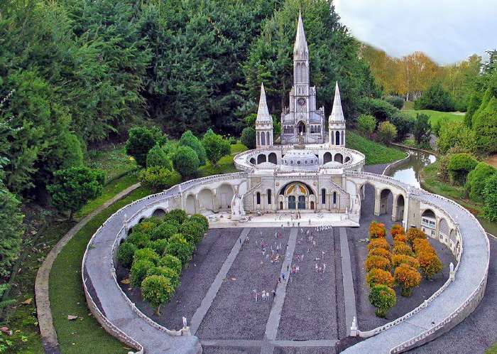 Basilique de l'Immaculée-Conception  au-dessus de la basilique Notre-Dame-du-Rosaire à Lourdes