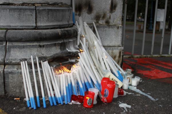 Cierges allumés posés sur un pilier sur le site des sanctuaires