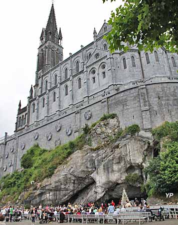 Basilique de l'Immaculée Conception surplombant la Grotte de Massabielle 