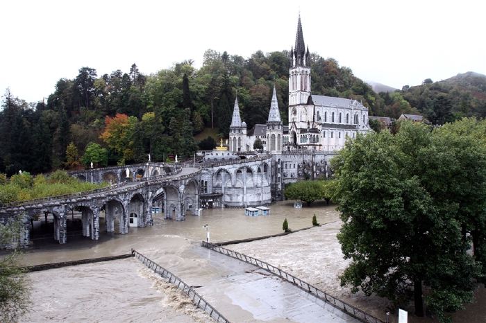 Basilique de l'Immaculée-Conception  au-dessus de la basilique Notre-Dame-du-Rosaire   pendant les inondations d'Octobre 2012