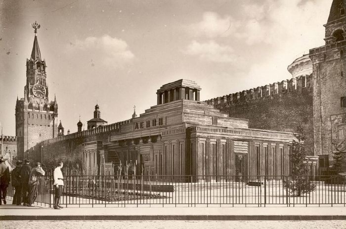 Deuxième mausolée en bois fin 1924