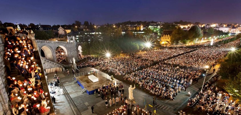 Procession nocturne devant les deux basiliques de Lourdes