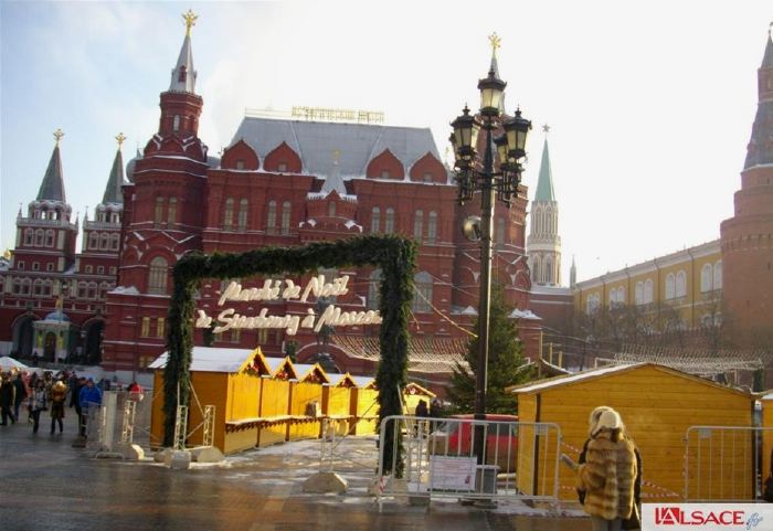 — Marché de Noël de Strasbourg sur la Place du manège près de la Porte de la Résurrection — Moscou —