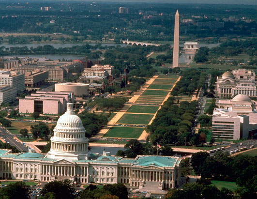 Le Washington Monument devant le Capitole à Washington