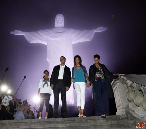 B. Obama et sa famille devant la statue du Christ Rédempteur à Rio de Janeiro