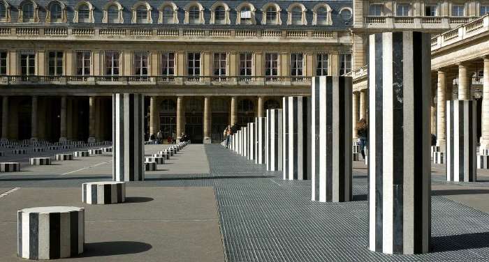 Colonnes de Buren dans la cour du Palais-Royal à Paris