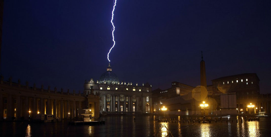 Dôme de la basilique St Pierre frappé par la foudre  au soir de l'annonce de sa démission par le pape Benoît XVI le 11 Février 2013