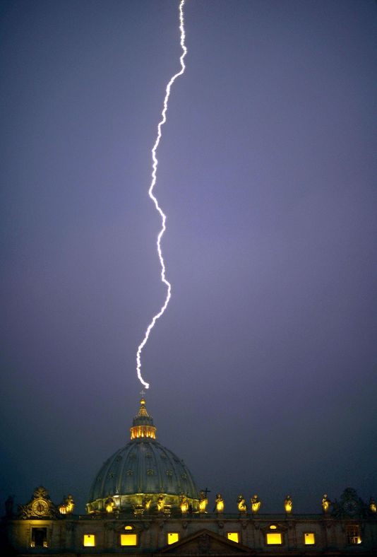 La foudre s'abat sur le dôme de Saint Pierre au Vatican, le 11 février 2013.