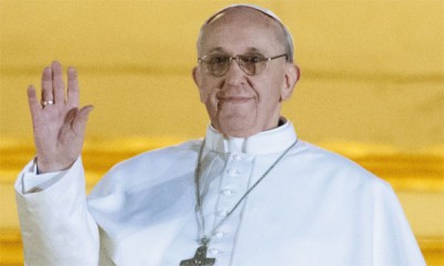 Jorge Mario Bergoglio depuis le balcon de la basilique "St" Pierre le 13 Mars 2013 peu après 20:13