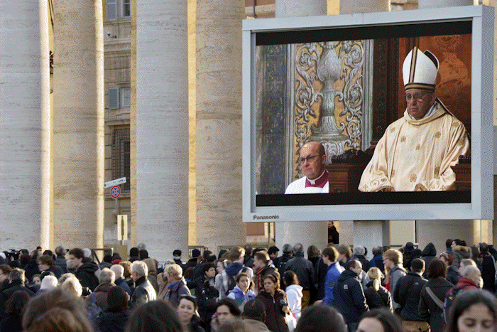 Retransmission par écran géant de la première messe du pape J. Bergoglio - Mars 2013