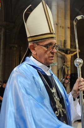 Jorge Bergoglio avec sa coiffe de Dagon, le Dieu poisson Babylonien