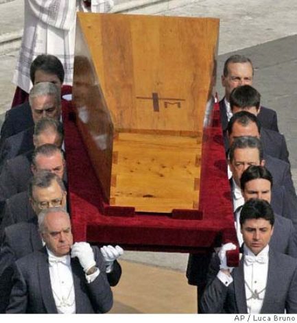 Cercueil de Jean-Paul II lors de la cérémonie de ses funérailles