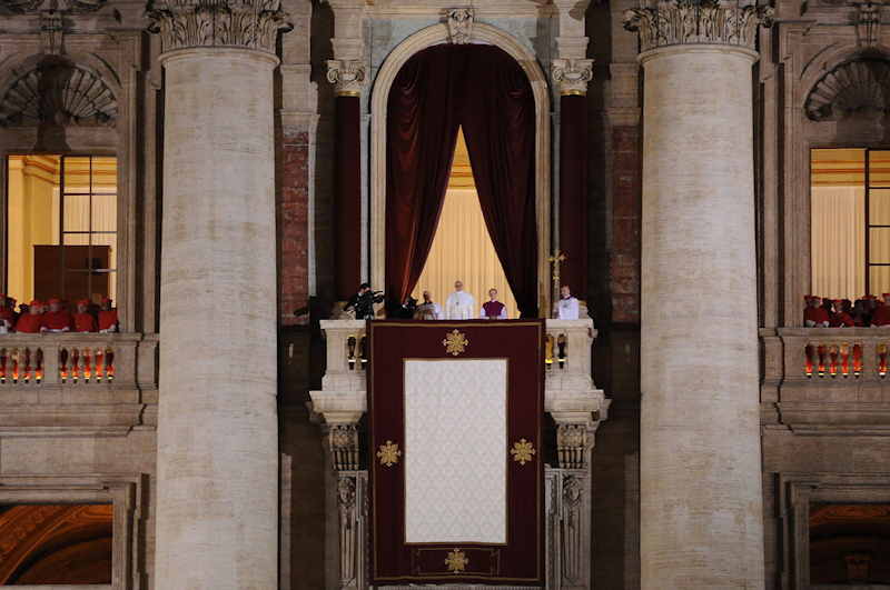 Jorge Mario Bergoglio depuis le balcon de la basilique "St" Pierre le 13 Mars 2013 peu après 20:13