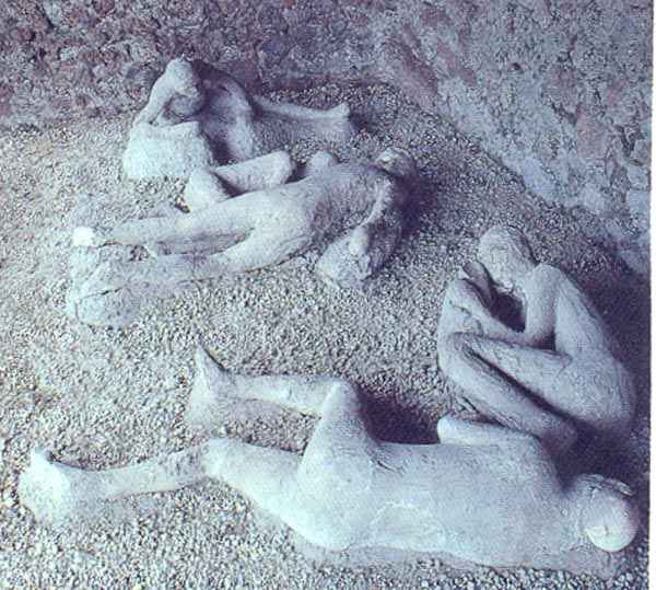 Corps humains pétrifiés à Pompéi 