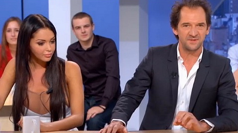 — Capture d'écran: Chronique de Canal + — 2 Juin 2013 —