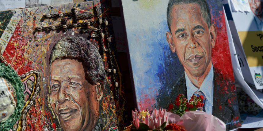 Devant la clinique de Pretoria où est soigné Nelson Mandela,   un portrait peint de lui et celui du président américain Barack Obama