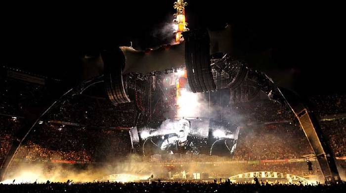 Bono au milieu du groupe U2: tournée 360°