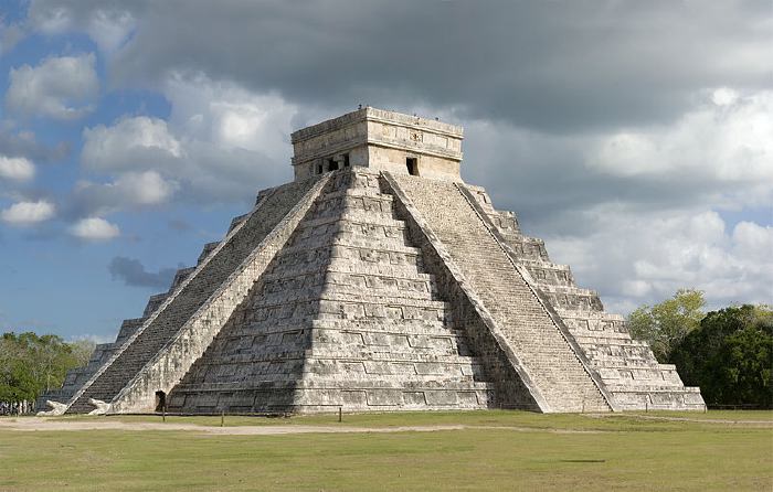 Pyramide de Kukulcan en terrasses