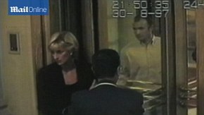 Diana quittant le Ritz avant de monter dans la limousine